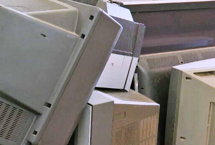 Celebrado em 14 de outubro, o Dia Internacional do Lixo Eletrônico inspira grandes iniciativas. Em Curitiba, a ONG Tech Girls recicla lixo eletrônico para criar bijuterias sustentáveis, unindo arte e tecnologia. O projeto também cursos de programação e empreendedorismo para mulheres em situação de vulnerabilidade.