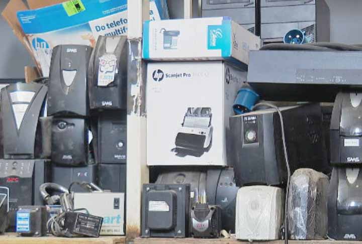 Muitas partes dos eletroeletrônicos e eletrodomésticos são feitas com metais pesados que, em contato com a água e a terra, podem contaminá-las.