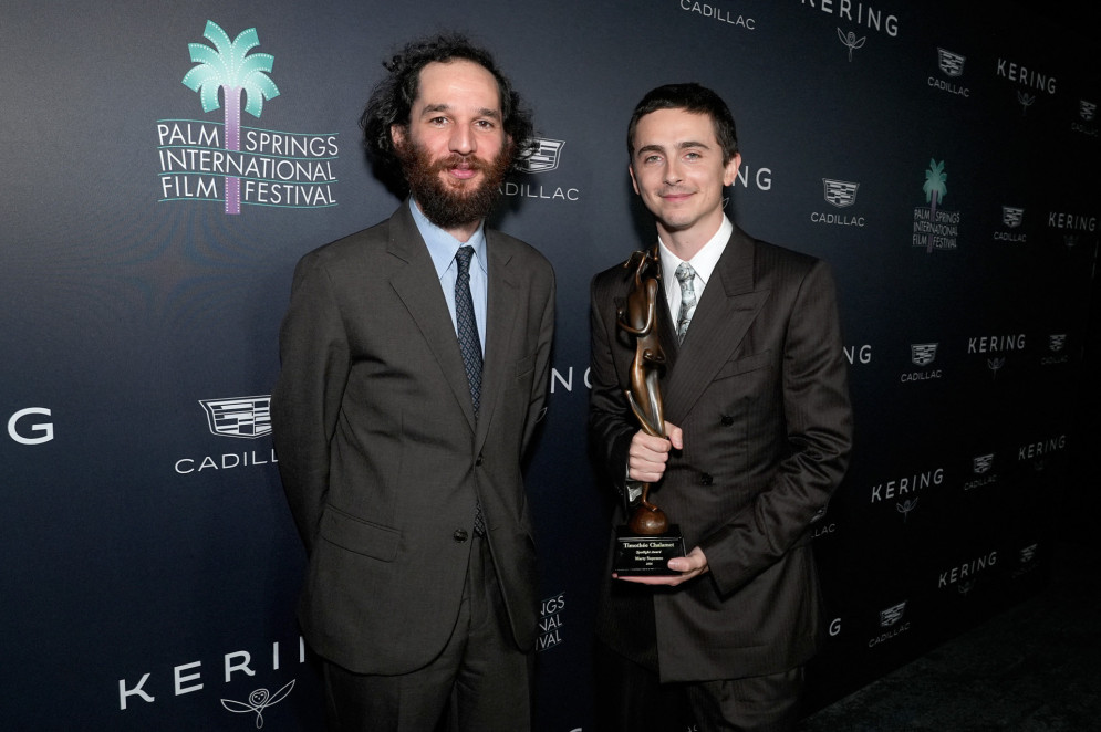 Josh Safdie e Timoth&eacute;e Chalamet, vencedor do Pr&ecirc;mio Spotlight de Melhor Ator, na 37&ordf; edi&ccedil;&atilde;o anual do Palm Springs International Film Awards(Foto: PRESLEY ANN / GETTY IMAGES NORTH AMERICA / Getty Images via AFP)
