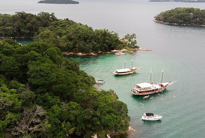 Trata-se da chamada Taxa de Turismo Sustentável. Inicialmente, a cobrança foca em visitantes que chegam por transatlânticos, ônibus e vans. 