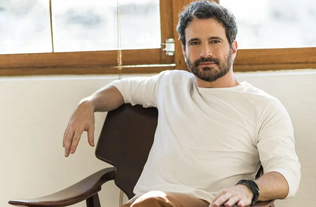 Sua experiência como diretor também merece menção. Entre seus trabalhos mais reconhecidos estão os curtas Trópico de Câncer e O Dia M, ambos premiados e elogiados pela crítica. E venceu o Prêmio Quem na categoria Melhor Diretor de teatro pela peça Na Solidão dos Campos de Algodão.