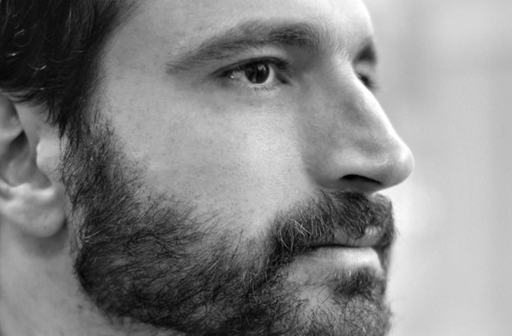 Ao longo de mais de três décadas de carreira, Caco Ciocler construiu uma trajetória marcada pela versatilidade, profundidade e coragem artística. Seja no teatro, no cinema ou na televisão, ele se reinventa a cada papel, emocionando o público com atuações intensas e memoráveis.