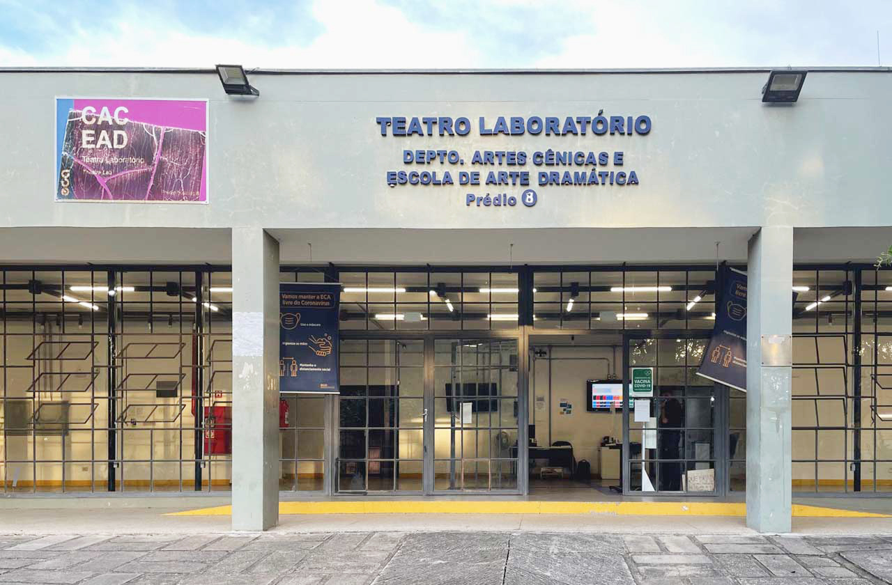 Determinado, ele seguiu seu caminho e formou-se pela Escola de Arte Dramática. Aos 17 anos, estreou profissionalmente com a peça Ecos, recebendo elogios da crítica.