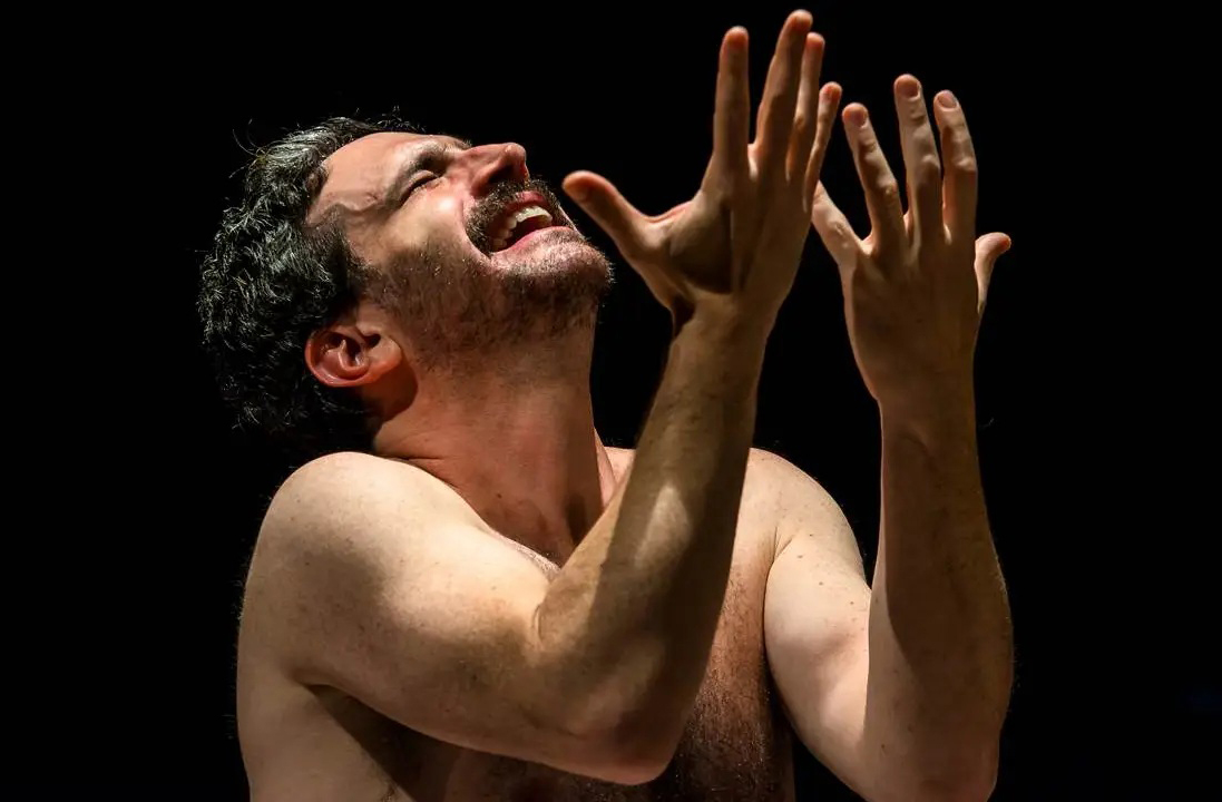 Afinal, durante uma das apresentações do espetáculo, o diretor Luiz Fernando Carvalho — responsável pela novela O Rei do Gado — estava na plateia. Impressionado com a atuação de Caco, não hesitou em convidá-lo para integrar o elenco da trama, marcando sua estreia na televisão em 1996.