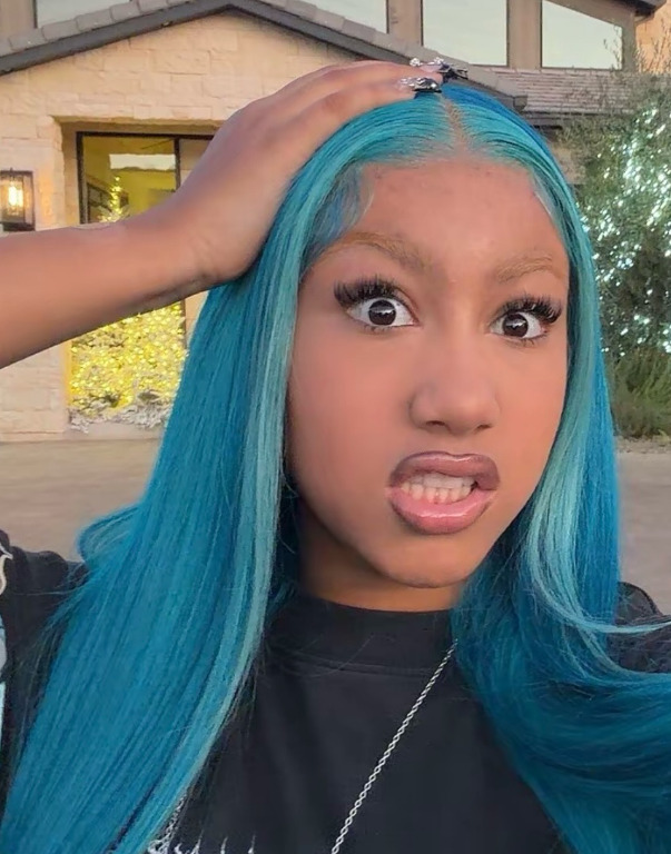 North West - Filha de Kim Kardashian e Kanye West. Em português significa Norte Oeste.