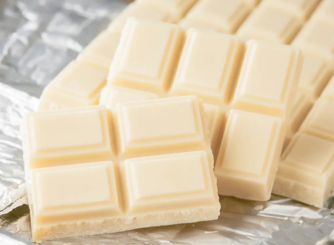 Chocolate branco: diferentemente do chocolate preto, que contém cacau, o branco nem é considerado chocolate por muitas pessoas. Ele contém manteiga de cacau misturada com açúcar e é bastante gorduroso. 