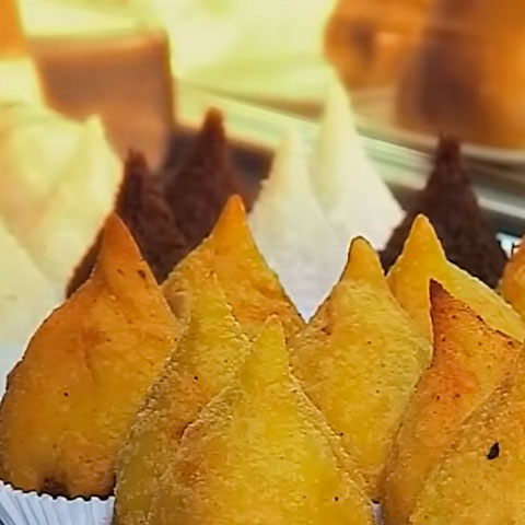 Coxinha de galinha - Um dos salgados mais populares do Brasil. Tem a proteína do frango, mas a massa é bastante gordurosa. Uma simples coxinha de 100g chega a ter 11g de gordura e 274 calorias. 