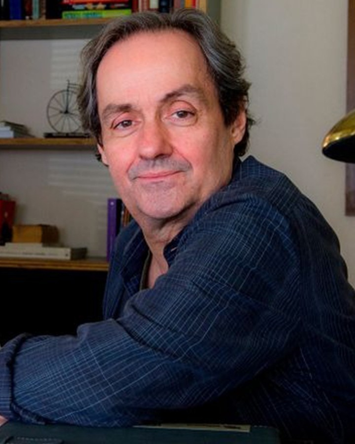 Daniel Dantas defende que resistir à simplificação da linguagem e ao consumo acelerado de conteúdos nas redes sociais é uma escolha política, já que esse modelo facilita processos de manipulação. 
