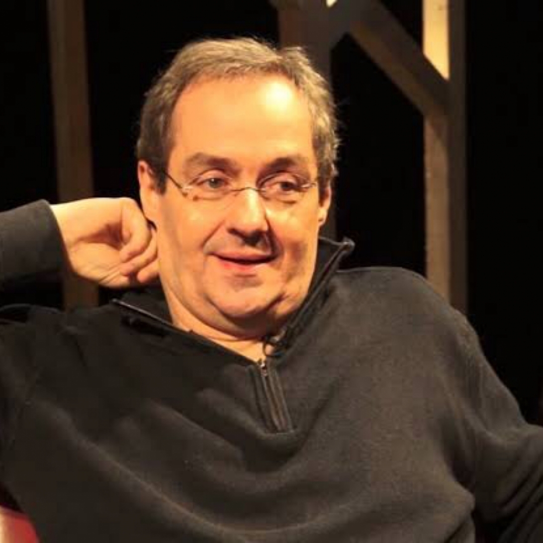 Mesmo com uma longa trajetória na TV, Daniel Dantas sempre manteve uma ligação sólida com o teatro, onde encontra maior liberdade de tempo, linguagem e contato direto com o público. 
