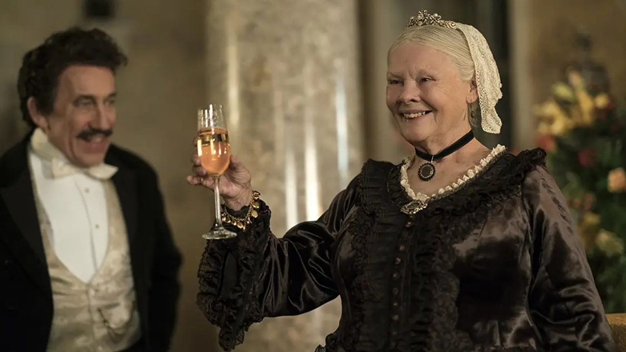 Com mais de 70 anos dedicados ao teatro, ao cinema e à televisão, Judi Dench construiu uma trajetória marcada por grandes interpretações e inúmeros reconhecimentos. 
