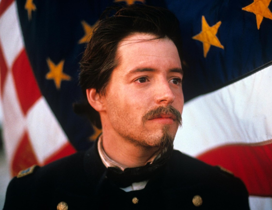 Após o sucesso juvenil, o ator passou a assumir papéis mais dramáticos, como em “Tempo de Glória”, de 1989, no qual viveu o coronel Robert Gould Shaw. O filme retrata o 54º Regimento de Infantaria de Massachusetts, uma das primeiras unidades militares formadas por soldados negros durante a Guerra Civil Americana.
