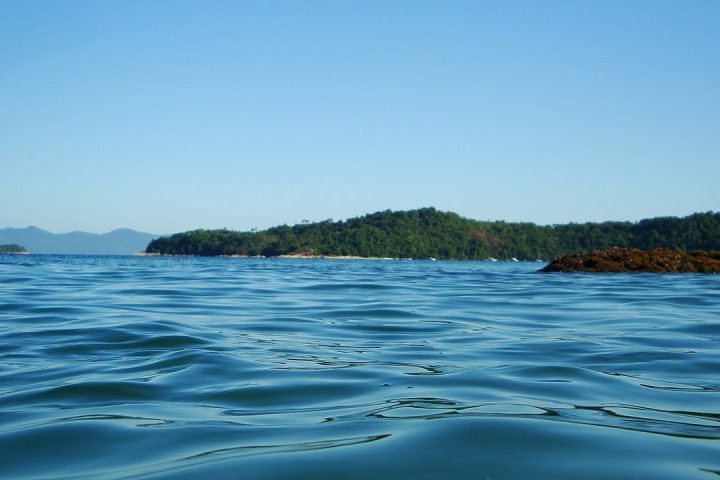 Angra dos Reis conta com mais de 300 ilhas e centenas de praias, com destaque para suas baías protegidas, ideais para passeios de barco e mergulho. 