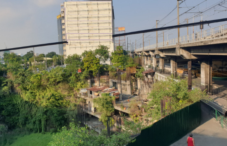 2) SkyCity, Filipinas (335 m): Planejado para ser o prédio mais alto das Filipinas, teve sua construção iniciada em 1997, mas nunca foi concluído devido a disputas legais e falta de financiamento.