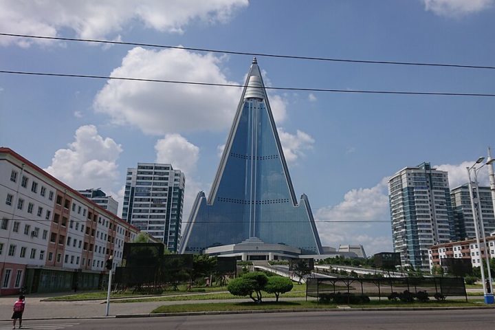 Apesar de retomadas ocasionais, o edifício continua incompleto. Finalizá-lo custaria cerca de US$ 2 bilhões (em torno de R$ 11,42 bilhões), mas, por enquanto, ele permanece como um símbolo da má gestão.