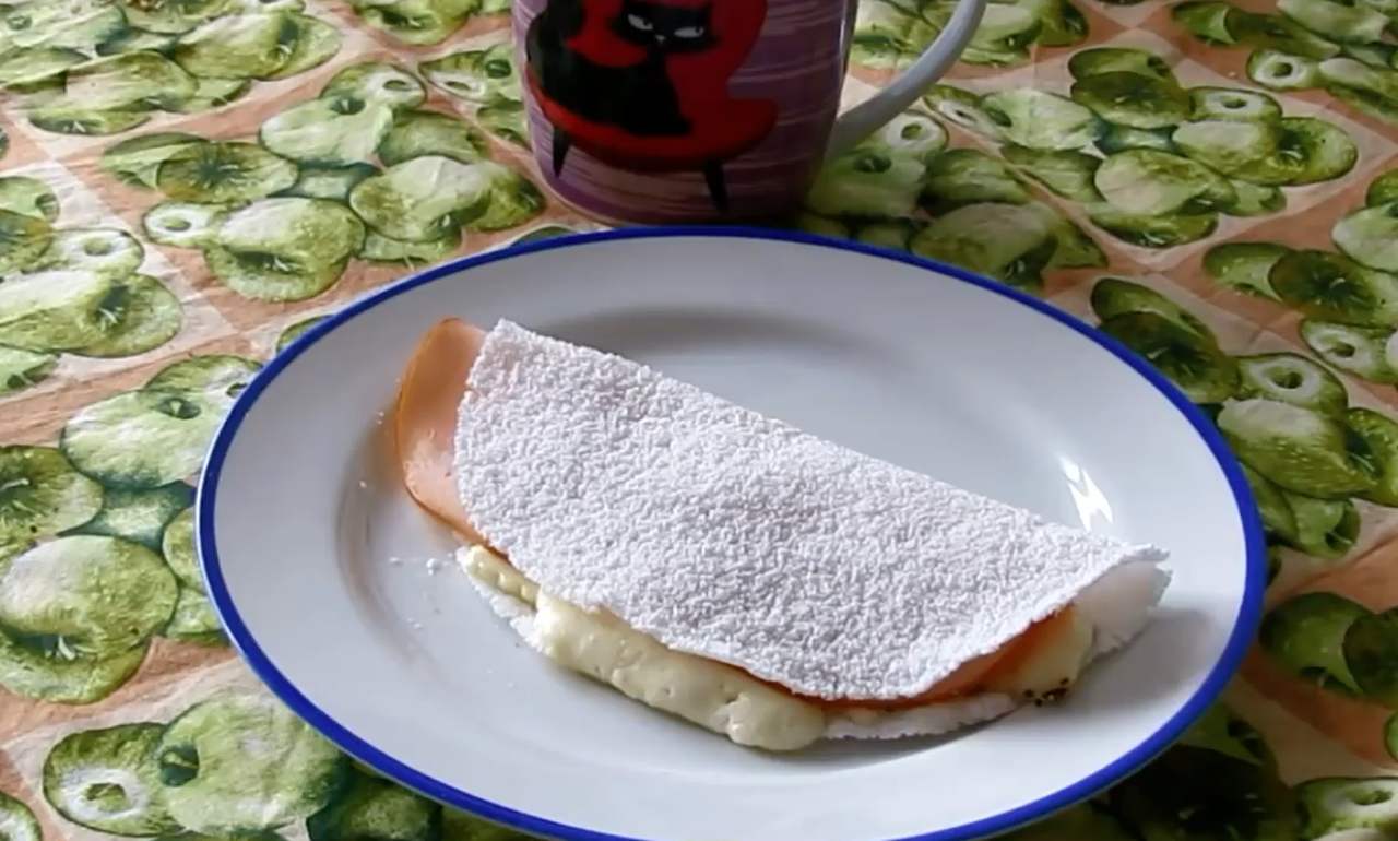 Há quem prefira a versão minimalista, apenas a massa aquecida com manteiga ou queijo coalho, mas há também quem experimente combinações mais ousadas, como creme de avelã com frutas, frango com catupiry, camarão temperado ou misturas que beiram o gourmet.
