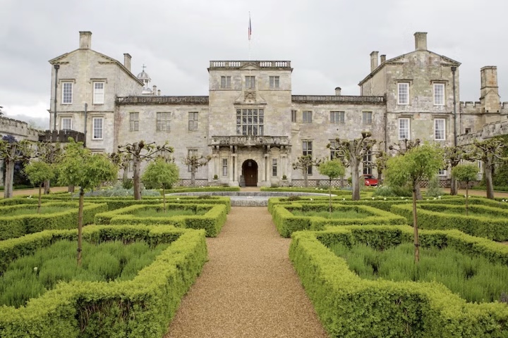 A sala de jantar — repleta de obras de Rembrandt e Van Dyck — fica na Wilton House, na Inglaterra, locação famosa pelas séries The Crown e Bridgerton.