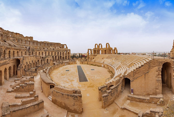 A Tunísia também atrai pela herança histórica, com sítios arqueológicos como Cartago, e experiências culturais em medinas, souks e balneários termais. O Saara e os preços competitivos completam o apelo. Mas o mar é vital, e existem até rotas de navios de cruzeiro que param na Tunísia. 