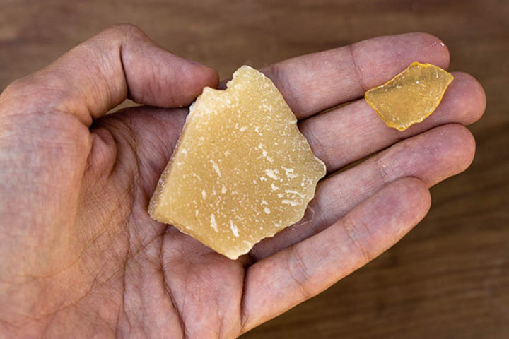 A cera também é utilizada no preparo de ceras de polimento para madeira, couro e até metais, pois oferece brilho natural e cria uma camada protetora que conserva o material sem agredi-lo. Em instrumentos musicais, como violinos e sanfonas, ela ajuda a preservar superfícies delicadas e partes móveis.
