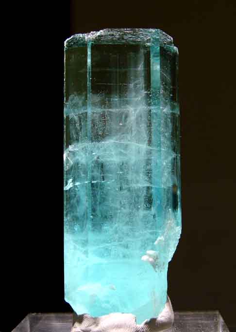 Água Marinha- Variante do berilo, com tonalidades que vão de azul-claro a verde-azulado. Encontrada na Itália, Afeganistão e Rússia, entre outros países, tem no Brasil  o seu maior produtor, especialmente no  Nordeste. Conhecida por simbolizar coragem e proteção.