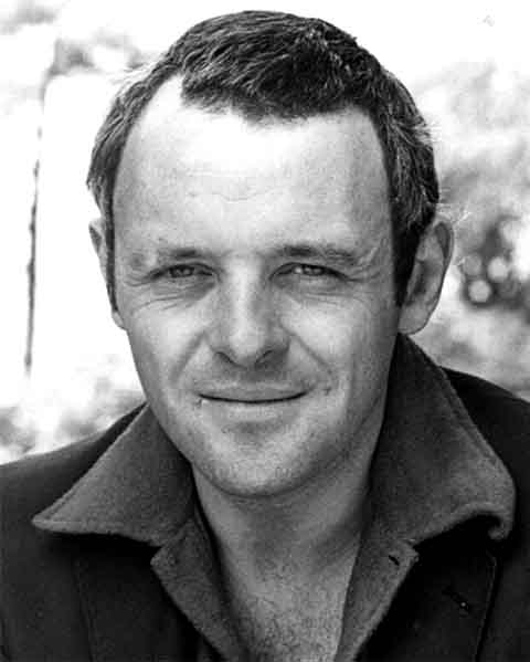 Ele chegou a servir o exército britânico por dois anos. Mais tarde, ingressou na Royal Academy of Dramatic Art, de Londres. Sua formação rigorosa no teatro o levou, ainda jovem, a integrar a companhia de Laurence Olivier, no National Theatre, experiência que moldou seu estilo e lhe abriu portas para grandes papéis.
