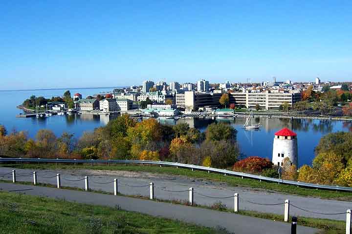 Apesar dos desafios sociais e da desigualdade que marcam algumas áreas, Kingston continua sendo um espaço de efervescência intelectual e cultural. 
