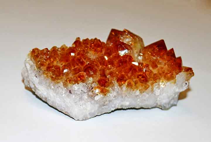 Citrino- Da família dos quartzos e com tons que vão do amarelo ao laranja, é frequentemente encontrado no Brasil, Madagascar e Rússia em pegmatitos e depósitos sedimentares. É considerada uma pedra preciosa de baixo custo. Acredita-se que traga prosperidade e energia positiva.