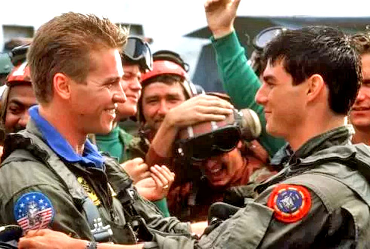 Além de Cruise, o elenco contou com Kelly McGillis, que não participou da continuação e está afastada da atuação há alguns anos, e Val Kilmer, que faleceu em 2025 após complicações de saúde.
