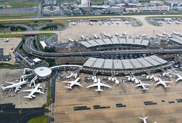 7º) Aeroporto de Paris-Charles de Gaullee (França): Localizado a 25 km do centro de Paris, serve como ponto de referência para grandes companhias como a Air France e a EasyJet. Foi inaugurado em 1974.