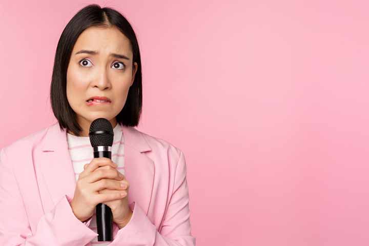 Hipopotomonstrosesquipedaliofobia - Medo exagerado de palavras muito longas ou complexas, em especial na leitura e na fala. A ironia do nome reflete o desconforto que essas palavras causam, gerando ansiedade em situações de comunicação.
