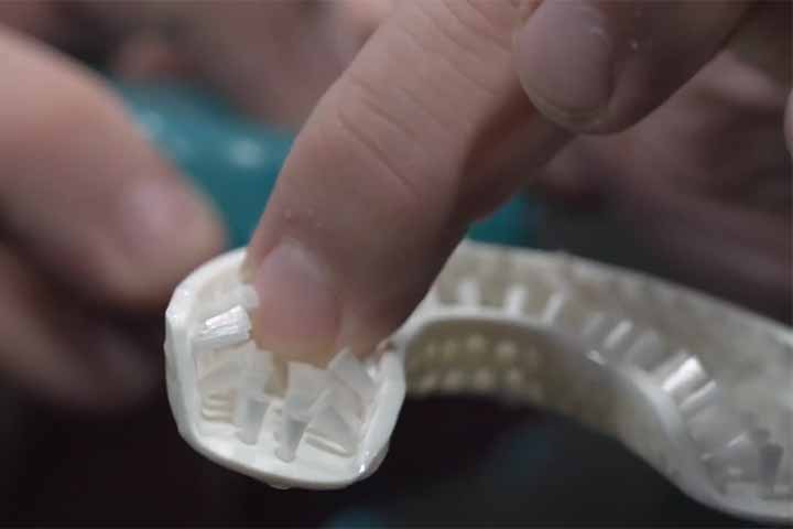 O dispositivo é capaz de higienizar todos os dentes ao mesmo tempo em apenas 20 segundos, reduzindo drasticamente o tempo normalmente dedicado à escovação.
