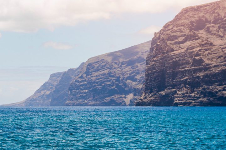O país possui uma geografia diversificada, que inclui regiões montanhosas ao norte, planaltos centrais e planícies desérticas ao sul, sendo banhado pelo Mar Mediterrâneo.