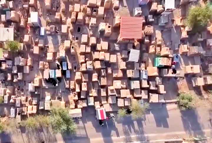 Desde a morte de Ali em 661 d.C., e seu enterro próximo a este local, as pessoas optaram por não sepultar mais seus entes queridos em outro cemitério senão no Wadi-us-Salam.