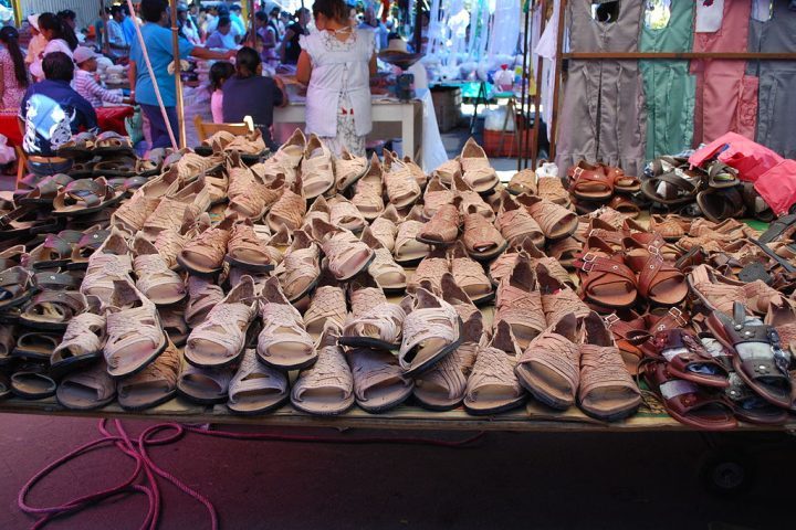 Apropriação cultural pode ser definida como o uso de elementos de uma cultura por membros de outra, geralmente dominante, sem reconhecimento ou respeito pelo contexto original.