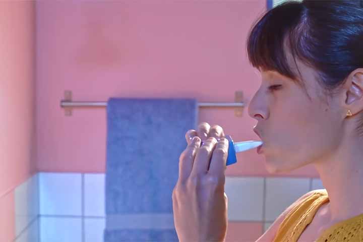 Ao mesmo tempo, cresceu a conscientização sobre a importância da prevenção e da manutenção da saúde bucal ao longo da vida, reforçando a ideia de que cuidar dos dentes é um hábito essencial, profundamente enraizado na história humana e em constante transformação.
