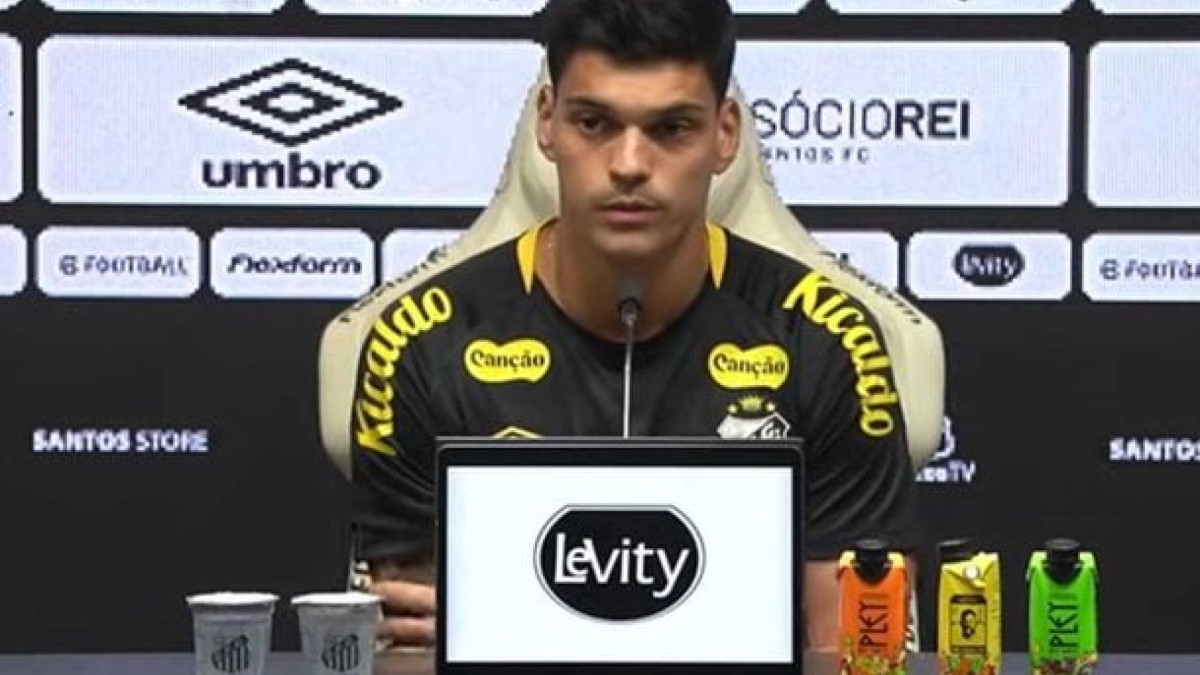 Em entrevista coletiva, goleiro do Peixe deixou a decisão para uma possível transferência nas mãos da diretoria e revelou desejo de ficar