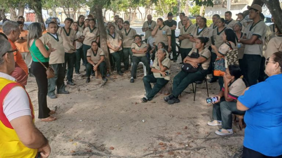 Trabalhadores terceirizados da Universidade Federal do Ceará (UFC) realizaram protesto contra atraso de salário e direitos nesta sexta-feira, 9, em Fortaleza e Sobral
