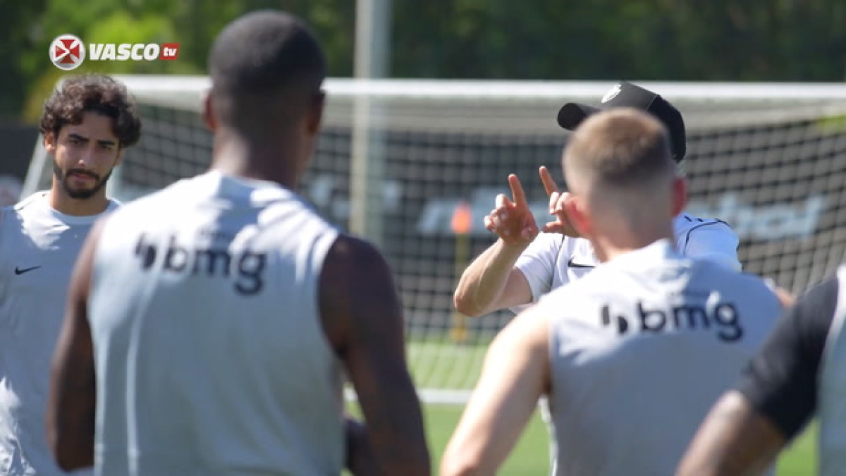 Diniz comanda treino do Vasco durante a pré-temporada