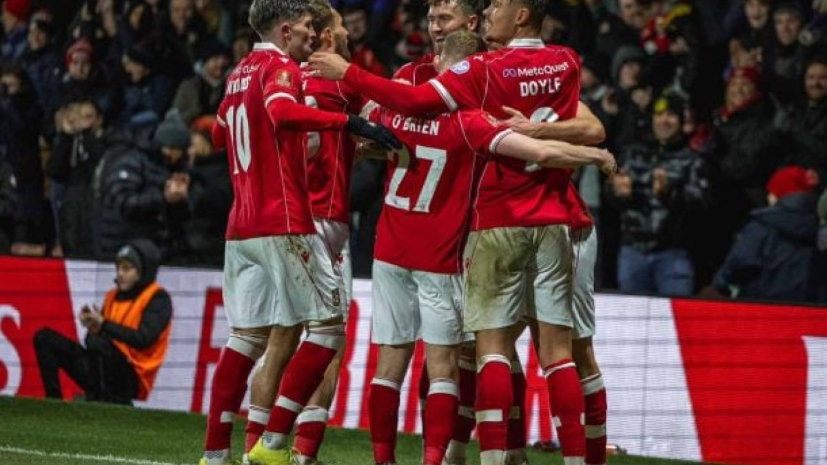 Em jogo consciente e com brilho de goleiro, time galês vence Forest e avança à quarta fase do torneio. Brasileiro Igor Jesus perde pênalti