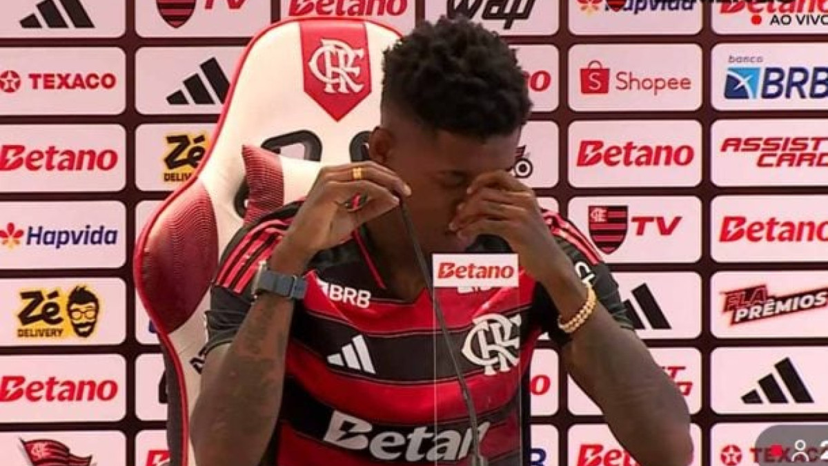 Ao ser apresentado no novo clube, zagueiro ex-Inter vai às lágrimas ao lembrar da trajetória; jogador saiu do interior do Paraná