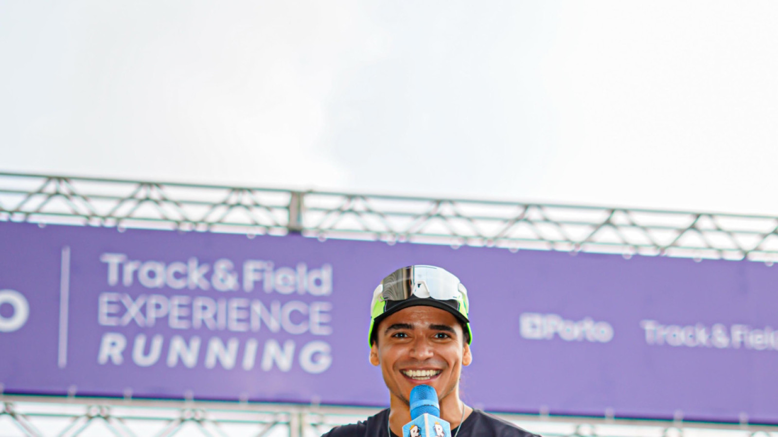 Israel Bruno como locutor esportivo em corrida de rua organizada pela Track&Field (Foto: Andrezim Nogueira/BSAPhotos)