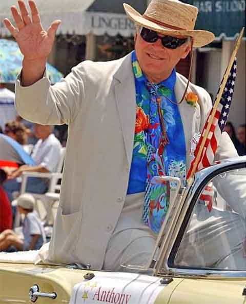 Enquanto isso, Hopkins exibe uma vitalidade admirável. Longe de desacelerar, o ator — conhecido por papéis icônicos, como o já citado “O Silêncio dos Inocentes”, além de “Retorno a Howards End” e “Lendas da Paixão “ — segue ativo. 
