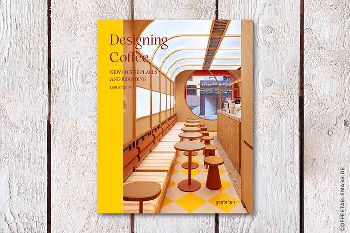 Designing Coffee explora o que é necessário para fazer a curadoria de algumas das cafeterias mais inovadoras e ecléticas da atualidade. Desde a identidade da marca e embalagem até o design de interiores e arquitetura.