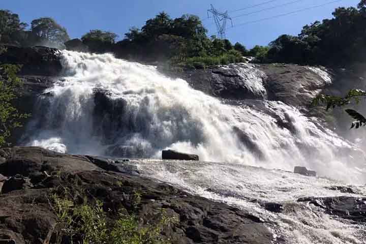 A Cascata das Antas é um belo cenário natural cercado pela mata da Serra da Mantiqueira. A queda d’água impressiona pela força e pela paisagem ao redor, formada por pedras, árvores e trilhas leves que levam até mirantes e pontos para descanso.