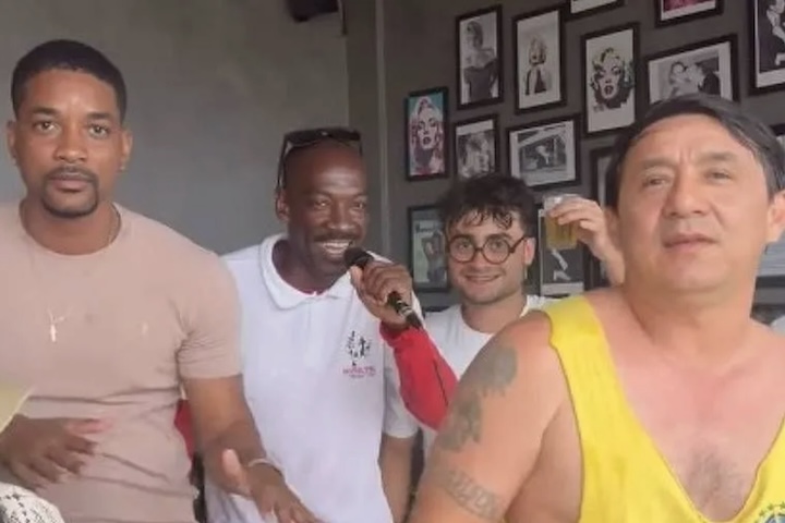 Em um desses vídeos, ele aparece ao lado de sósias de outros astros dançando pagode em um bar no vídeo que foi chamado de Hollywood do Samba. 