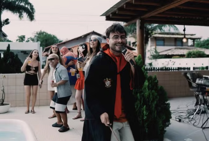 Em 2025, ele lançou o álbum “Brega do Bruxo 2.0” com 14 faixas, incluindo “Sorri, Sou Rei”, “Estepe Emocional”, “Cronômetro” e “Um Centímetro”.