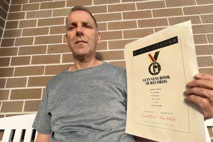 Esse é o tempo que alguém gastaria para dizer o maior nome do mundo, recorde que pertence ao neozelandês Laurence Watkins.