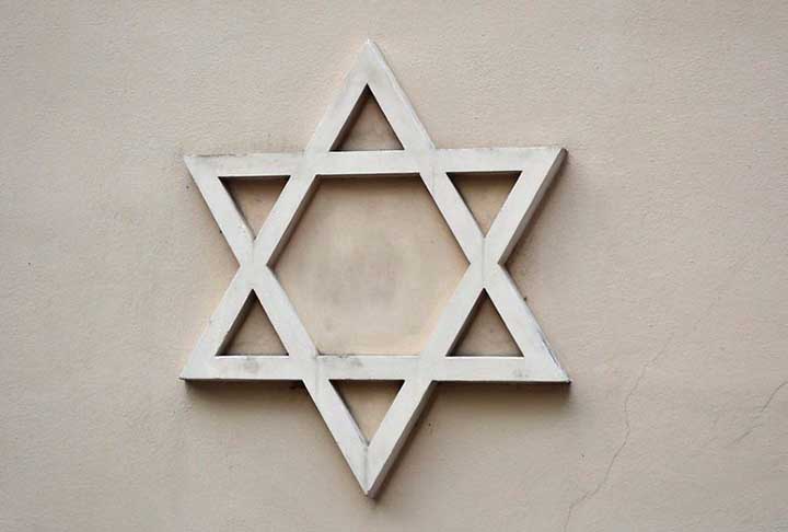 Estrela de Davi: Na cultura judaica, a estrela de Davi é um símbolo sagrado que representa a união do céu e da terra. Os dois triângulos opostos representam os dois mundos, o espiritual e o material.