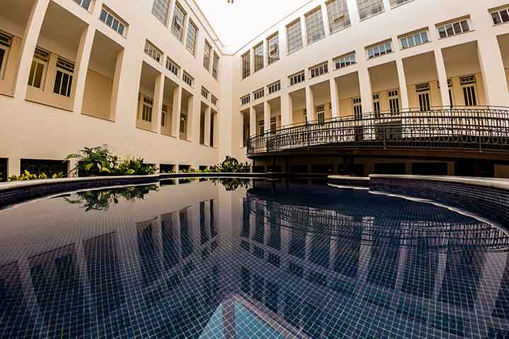 O Thermas Antônio Carlos é um dos prédios mais icônicos de Poços de Caldas, símbolo do auge turístico da cidade nas primeiras décadas do século XX. Sua arquitetura em estilo neoclássico abriga banhos termais, massagens e tratamentos terapêuticos.