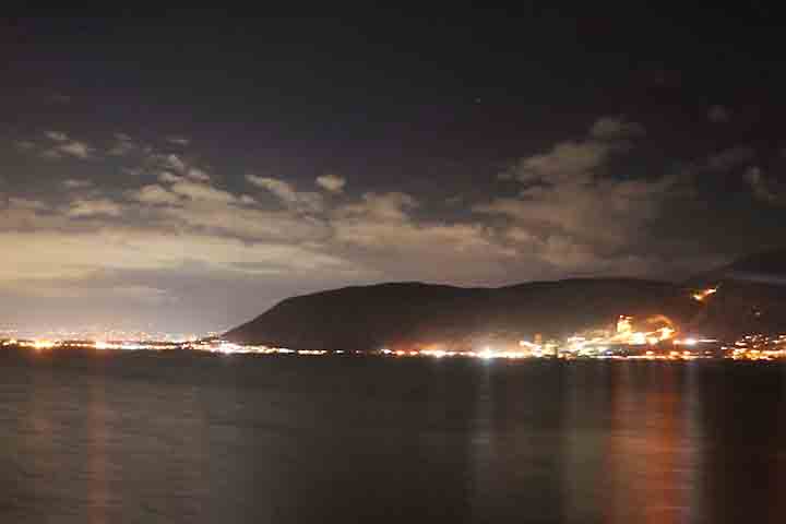 A orla de Kingston combina vista para o mar do Caribe com áreas revitalizadas que conectam cultura, lazer e a vibrante energia urbana da capital jamaicana.
