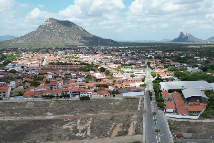 A região foi inicialmente habitada por diversas etnias indígenas, como os Anacé, Apuiaré e Kariri.